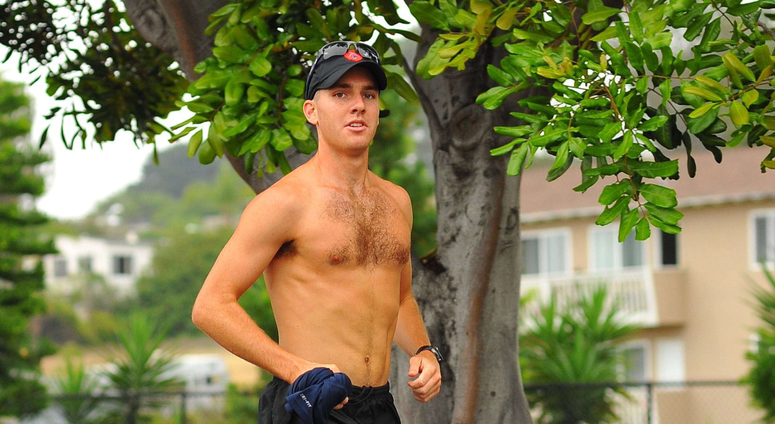 Waarom je juist wel óf niet zonder shirt moet hardlopen met warm weer