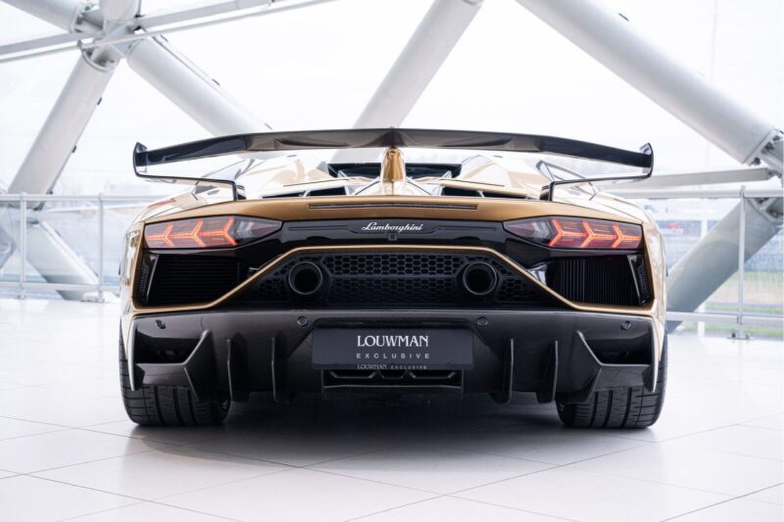 gouden Lamborghini Aventador SVJ Roadster
