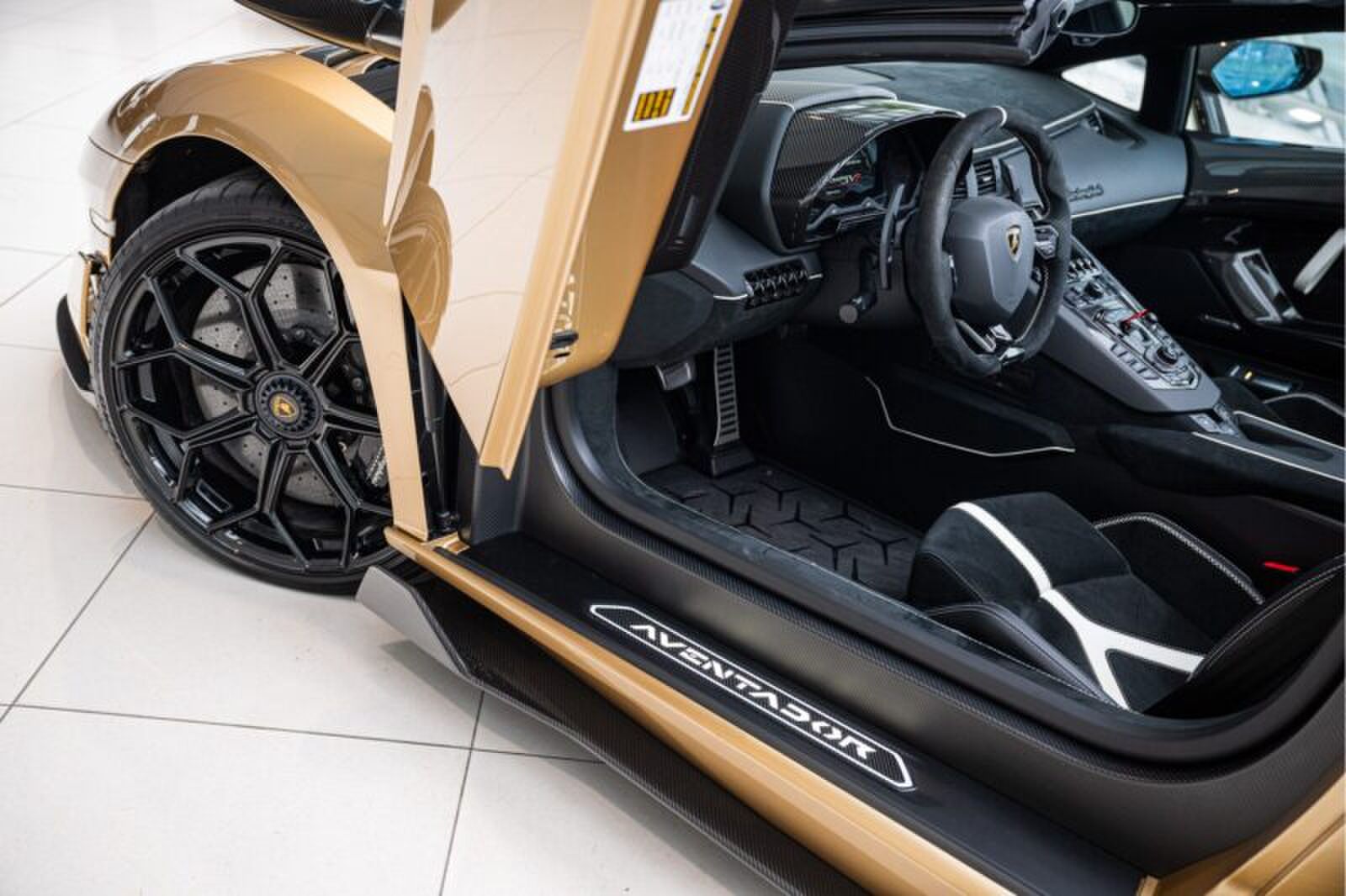 gouden Lamborghini Aventador SVJ Roadster 3