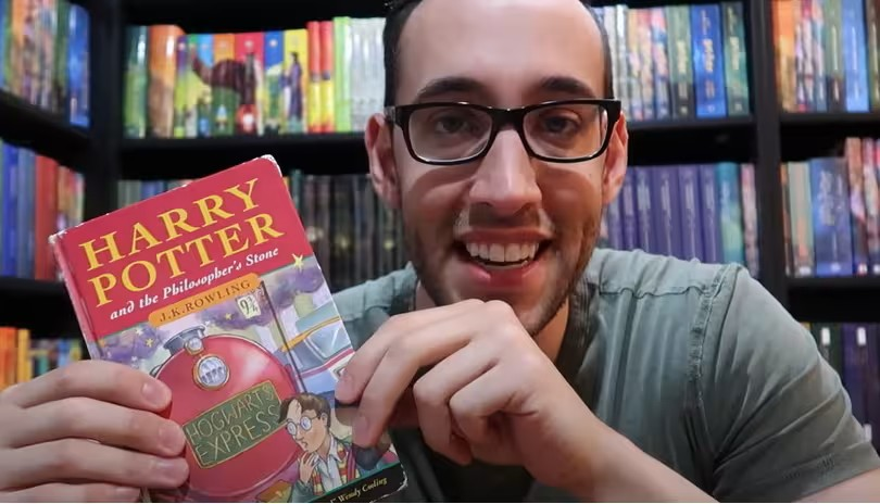 Een man met een Harry Potter-boek