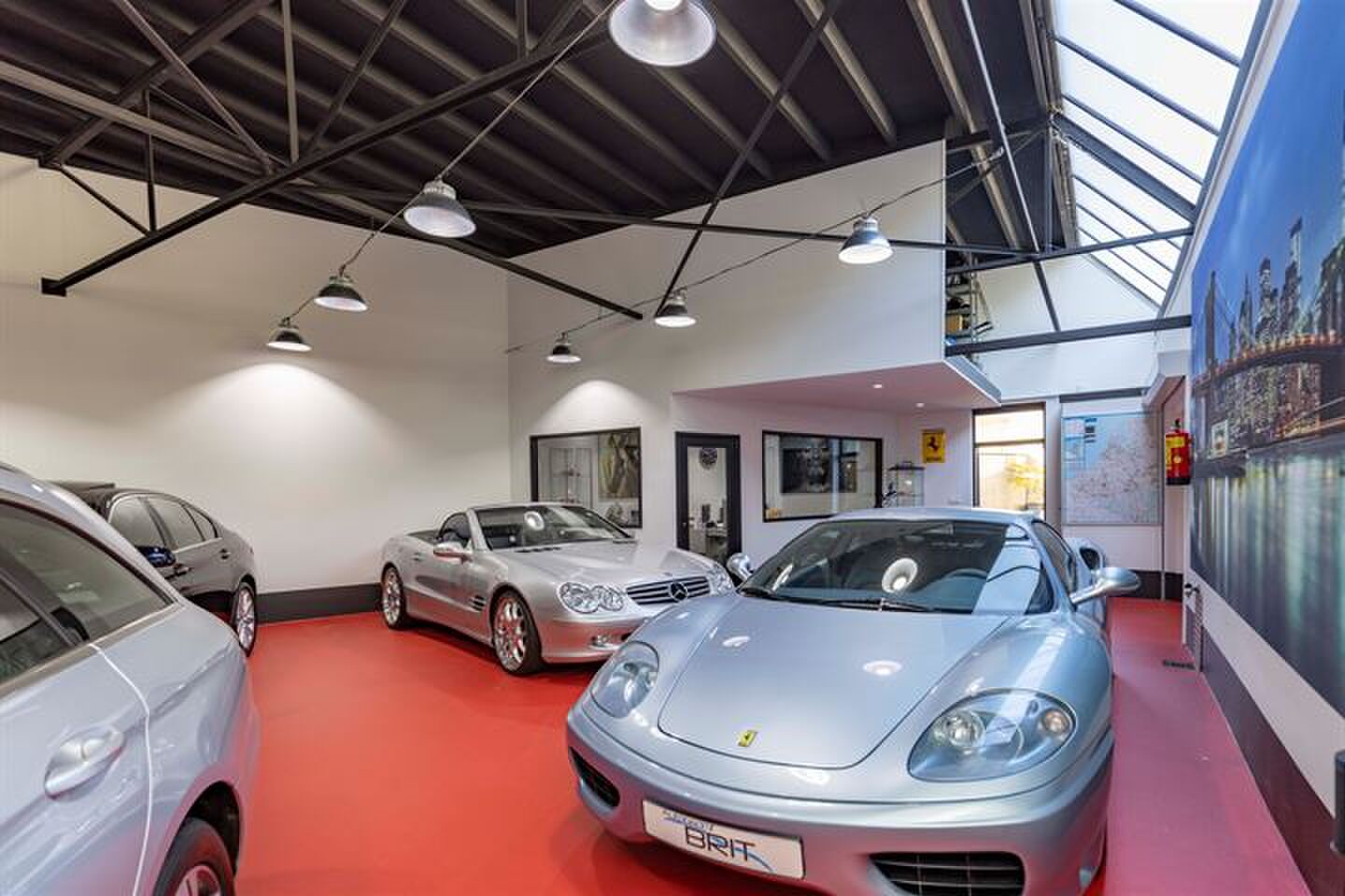 De garage van woning staat vol prijzige wagens