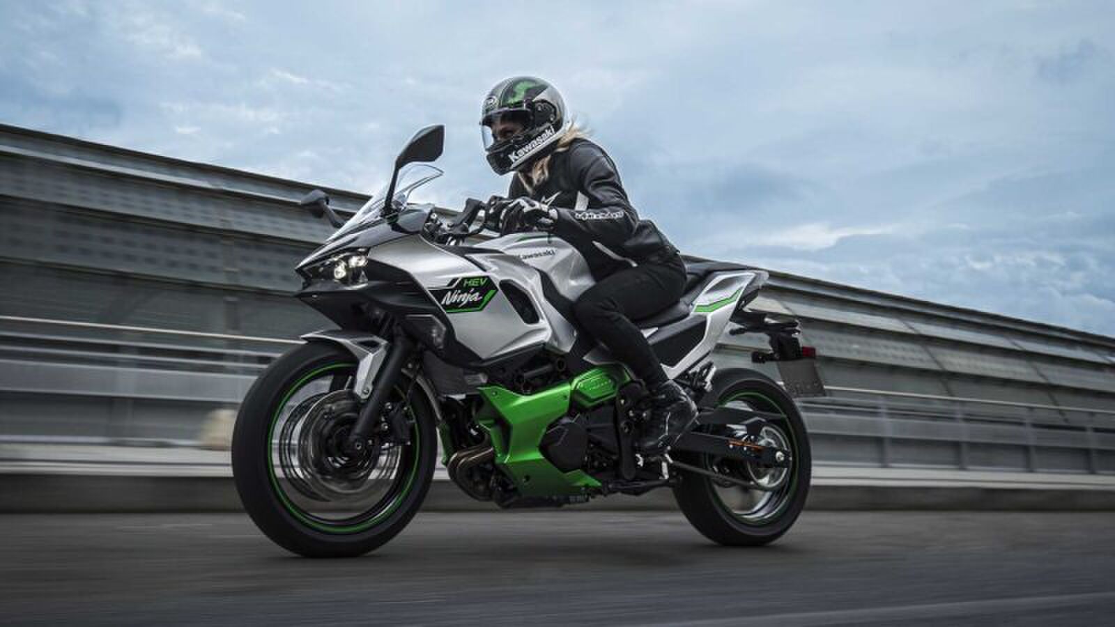 Hoe rijdt 's werelds eerste hybride motor?