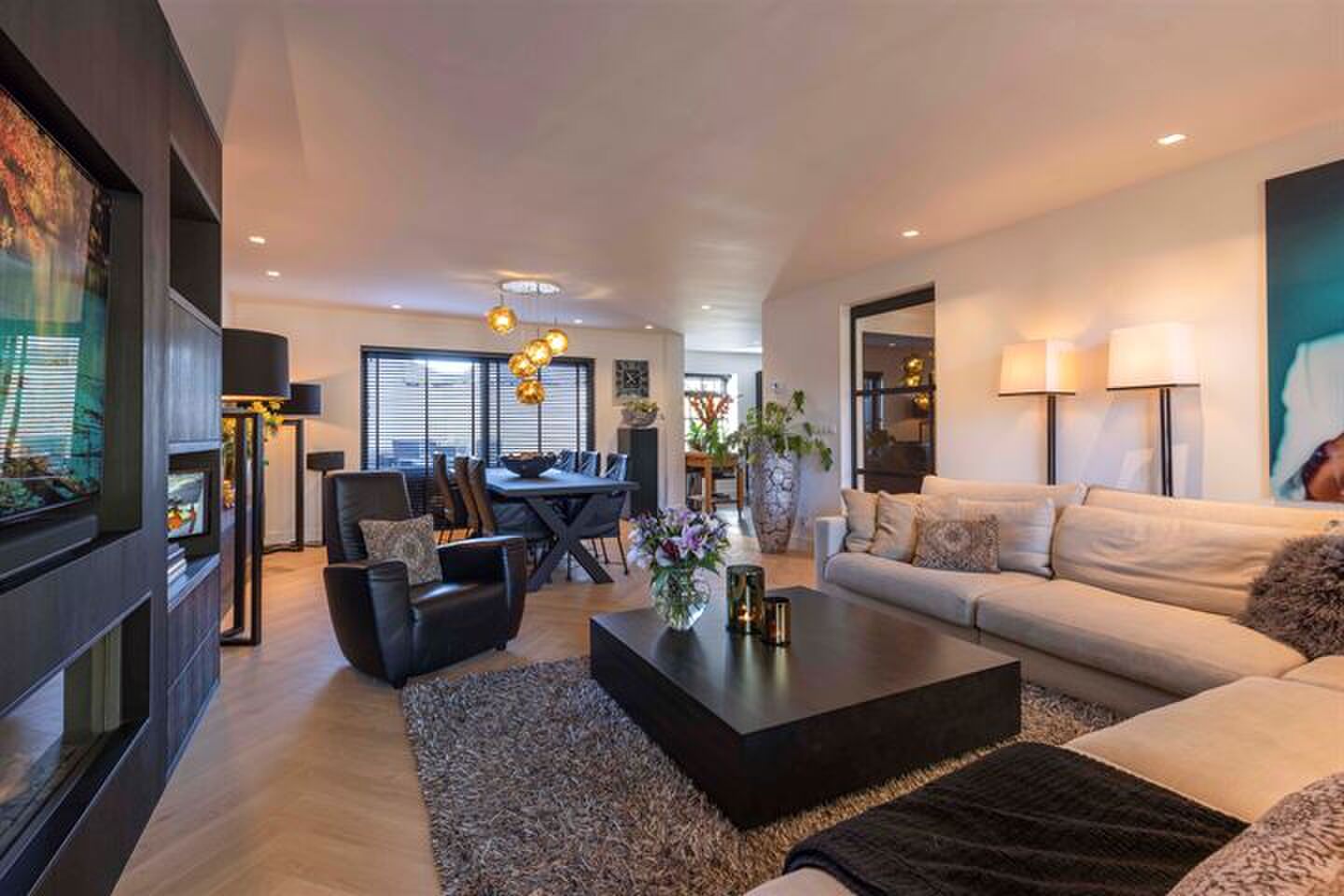 De garage van woning staat vol prijzige wagens