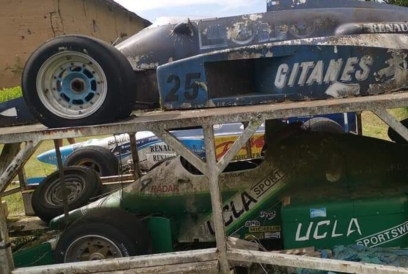 Man ontdekt verlaten Formule 1-auto's in achtertuin