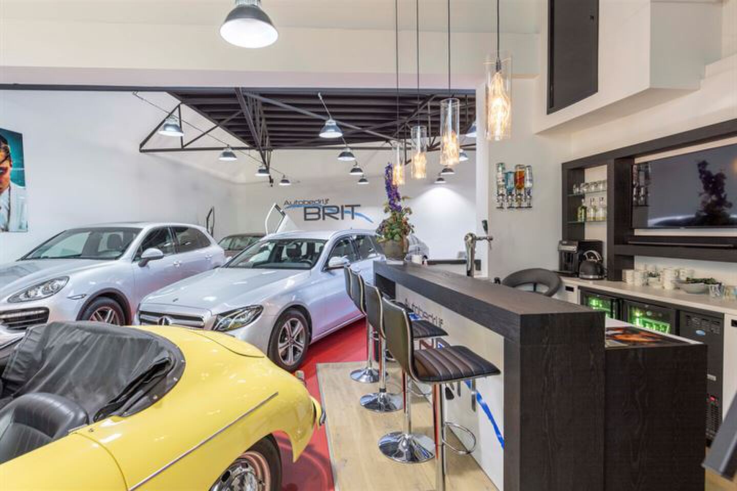 De garage van woning staat vol prijzige wagens