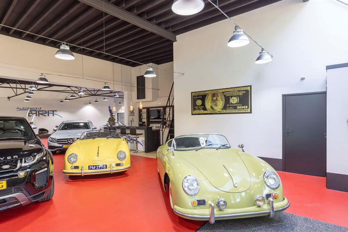 De garage van woning staat vol prijzige wagens