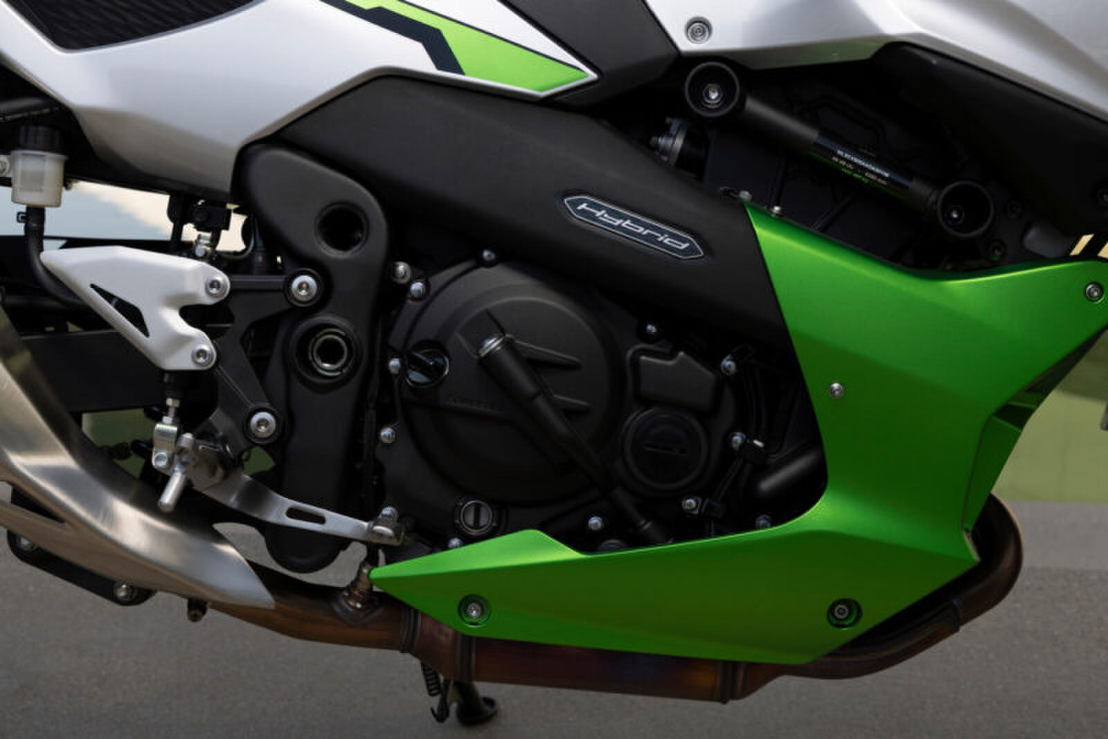 Hoe rijdt 's werelds eerste hybride motor?