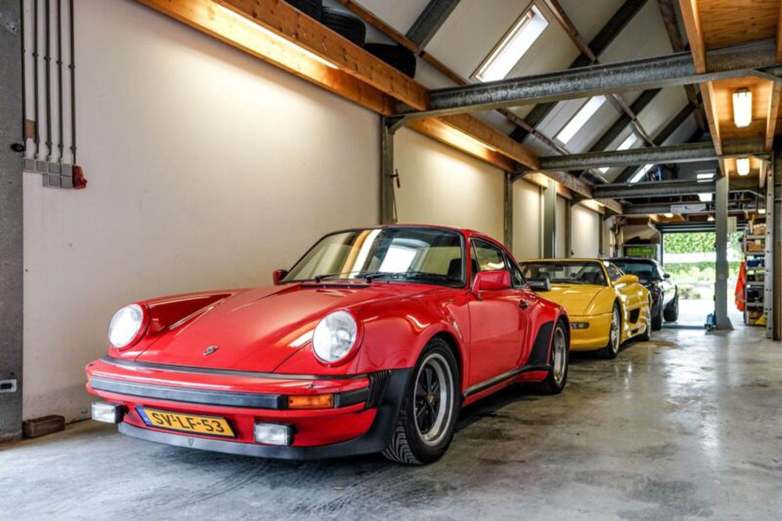 Villa met auto's in de woonkamer