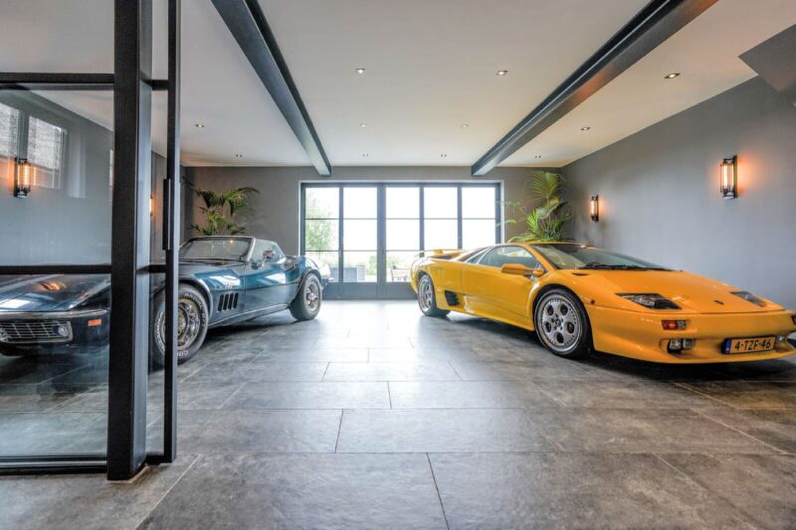 Villa met auto's in de woonkamer