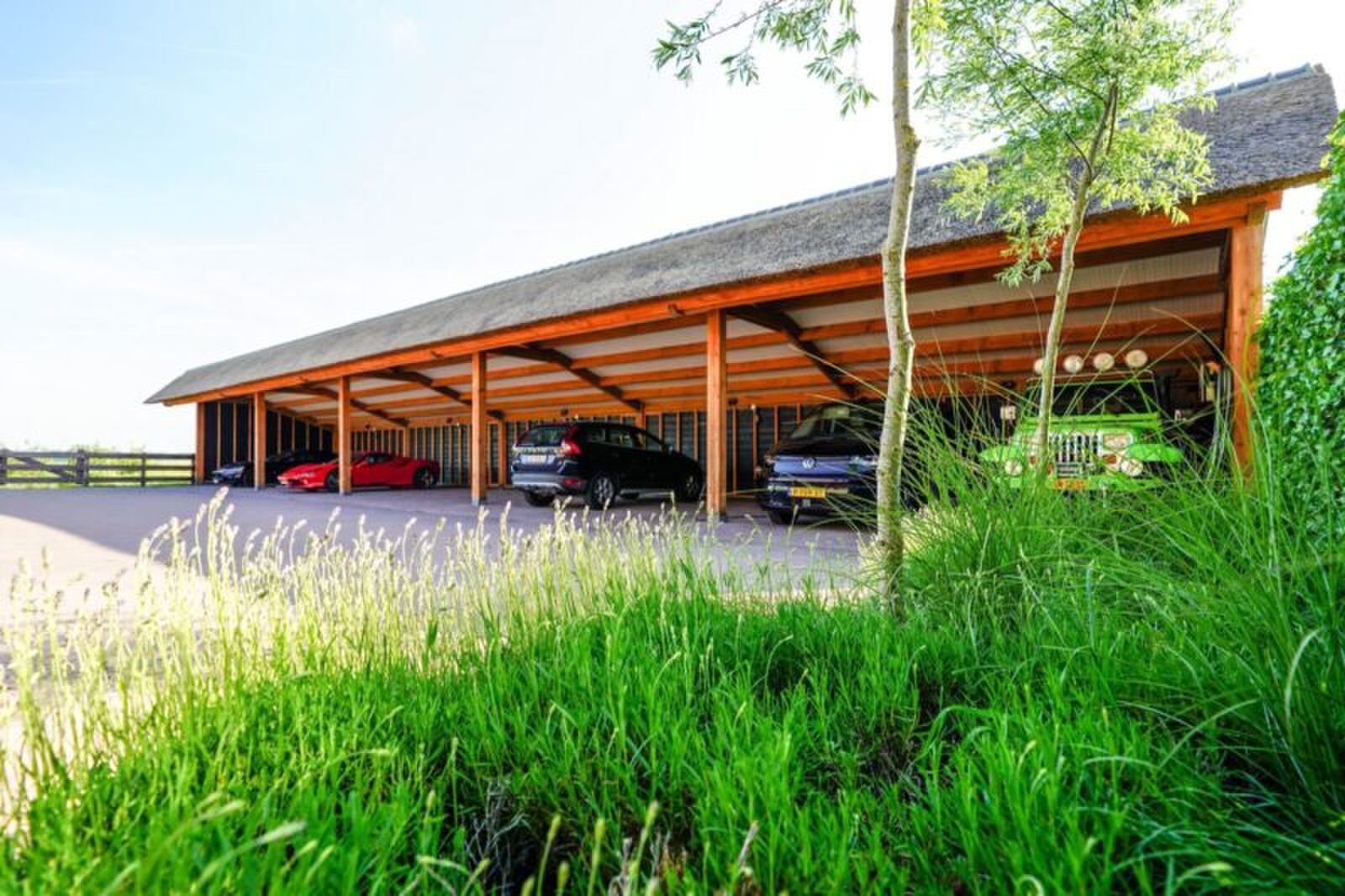 Villa met auto's in de woonkamer