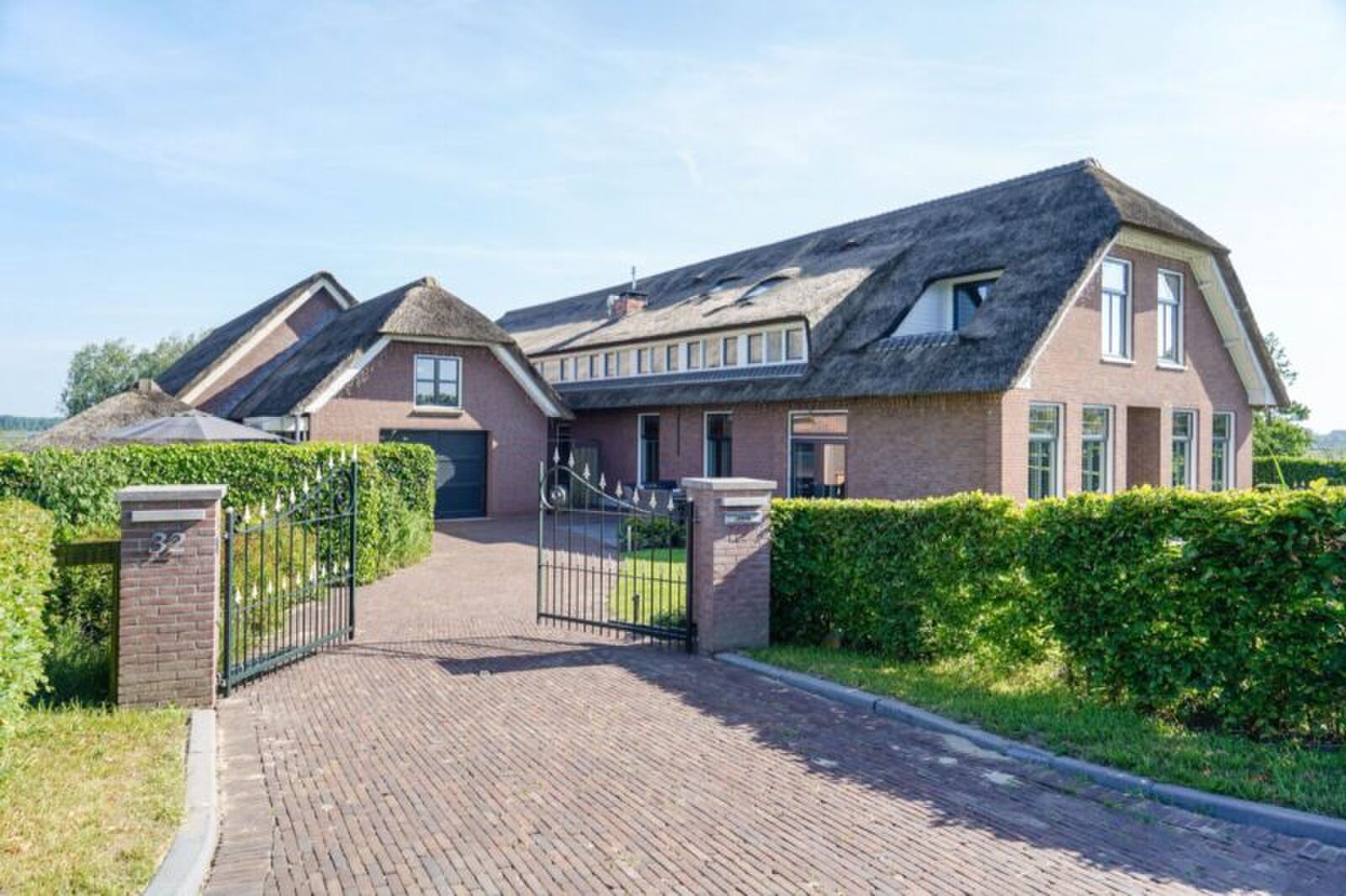 Villa met auto's in de woonkamer
