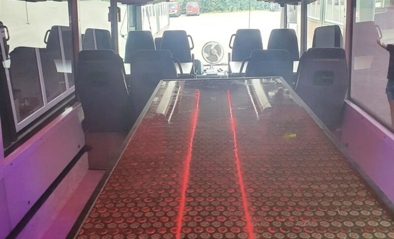 Vriendengroep bouwen lijnbus om tot ultieme partybus