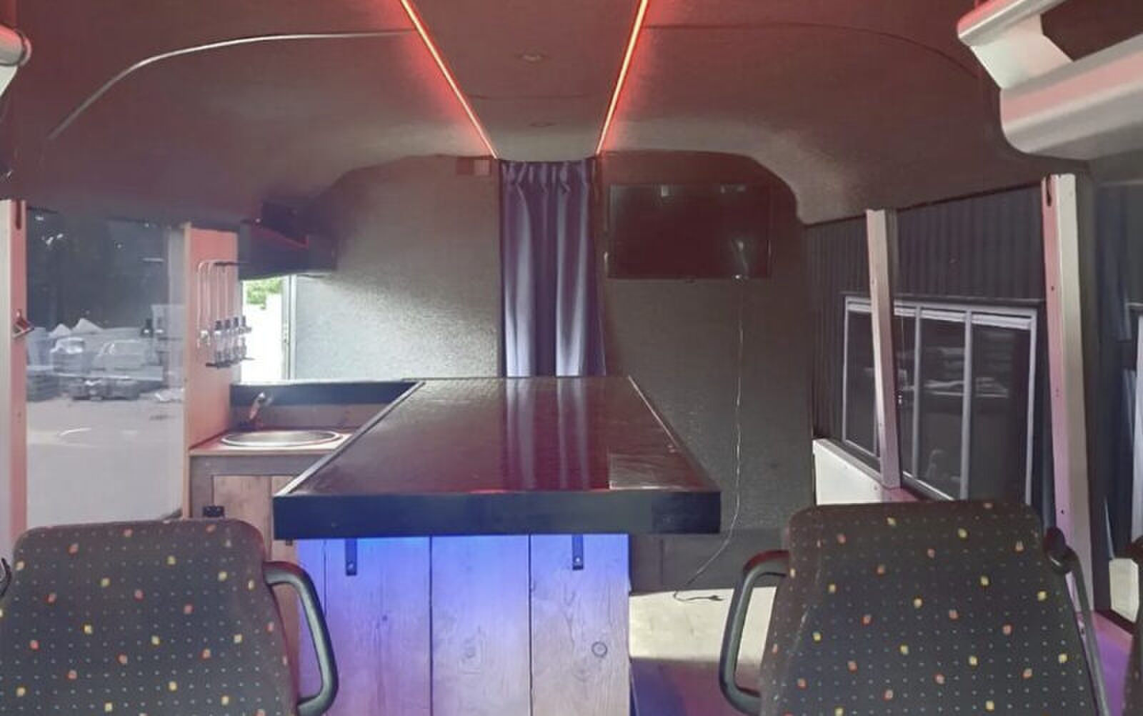 Vriendengroep bouwen lijnbus om tot ultieme partybus