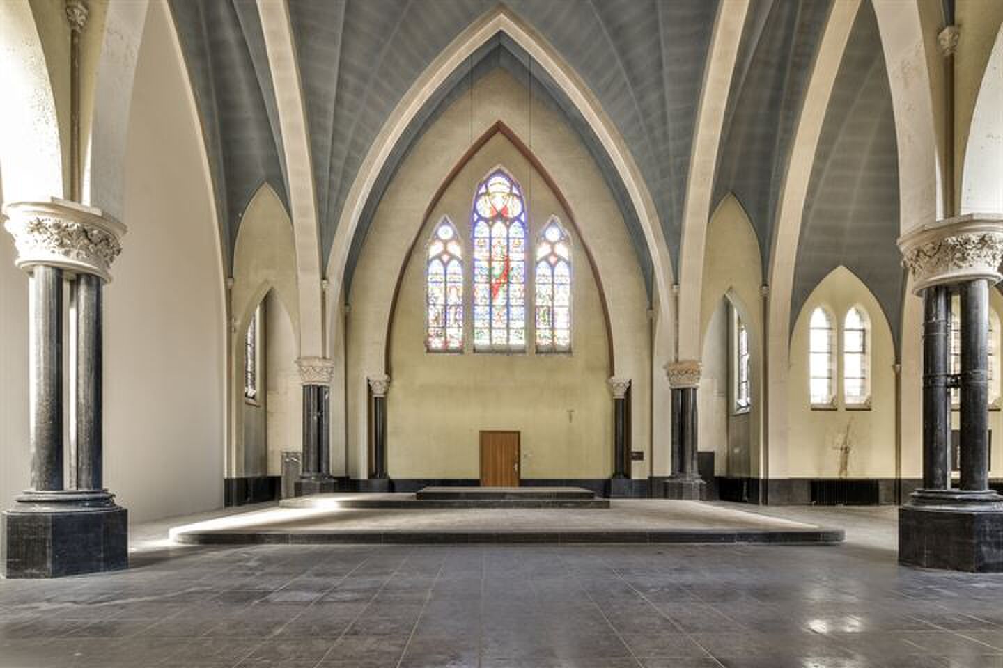 Opzoek naar een villa? Nu een miljoenenkerk te koop