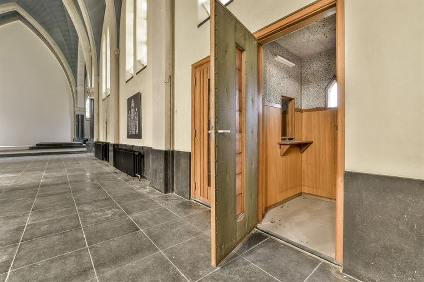 Opzoek naar een villa? Nu een miljoenenkerk te koop