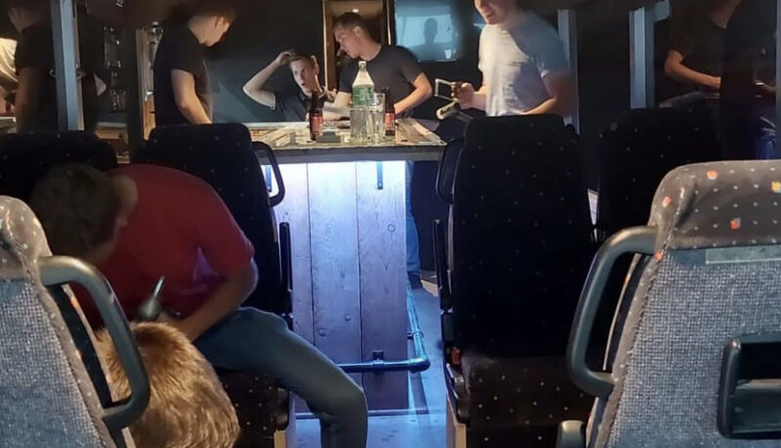 Vriendengroep bouwen lijnbus om tot ultieme partybus