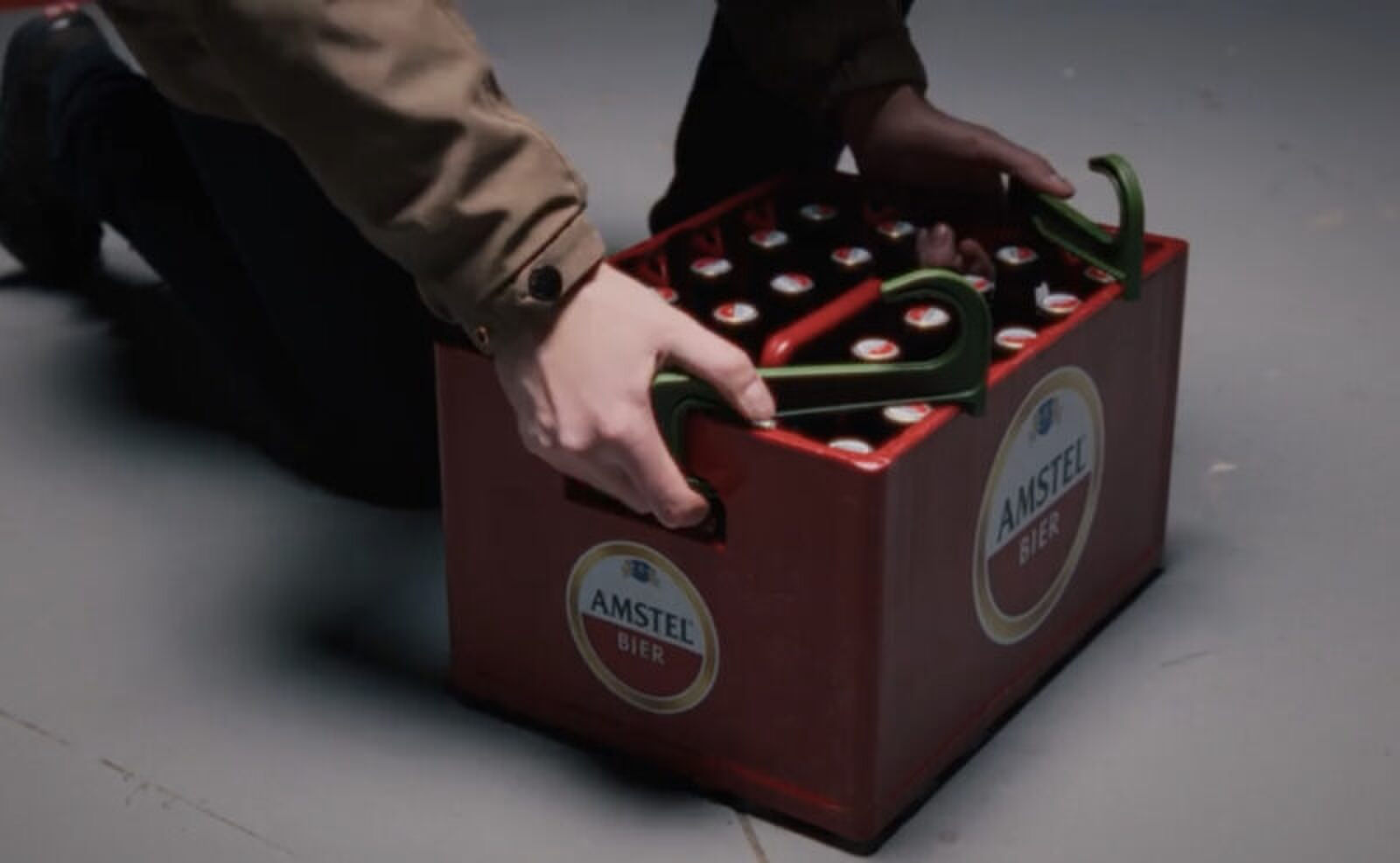 Moeite met een kratje bier vervoeren? Dan is dit d&eacute; gadget voor jou