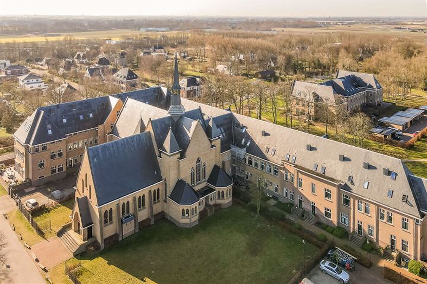 Opzoek naar een villa? Nu een miljoenenkerk te koop
