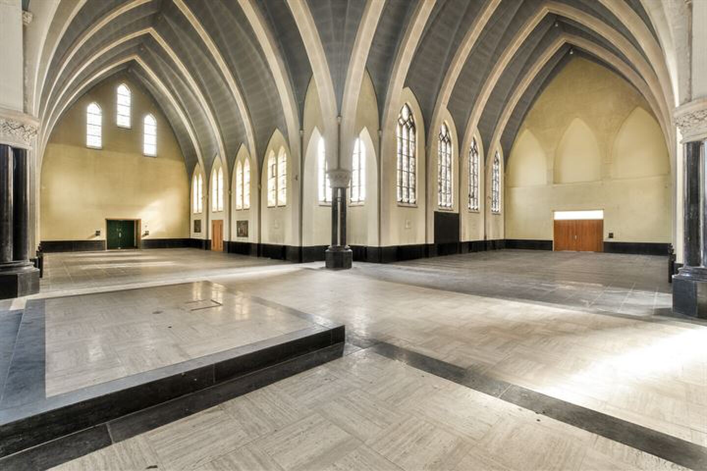 Opzoek naar een villa? Nu een miljoenenkerk te koop