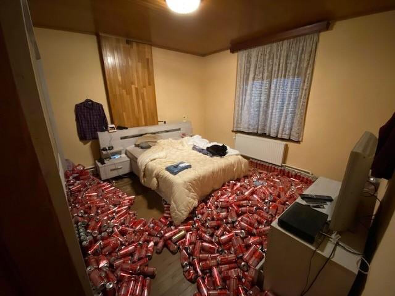 huis v&oacute;l bierblikken staat voor prikkie te koop