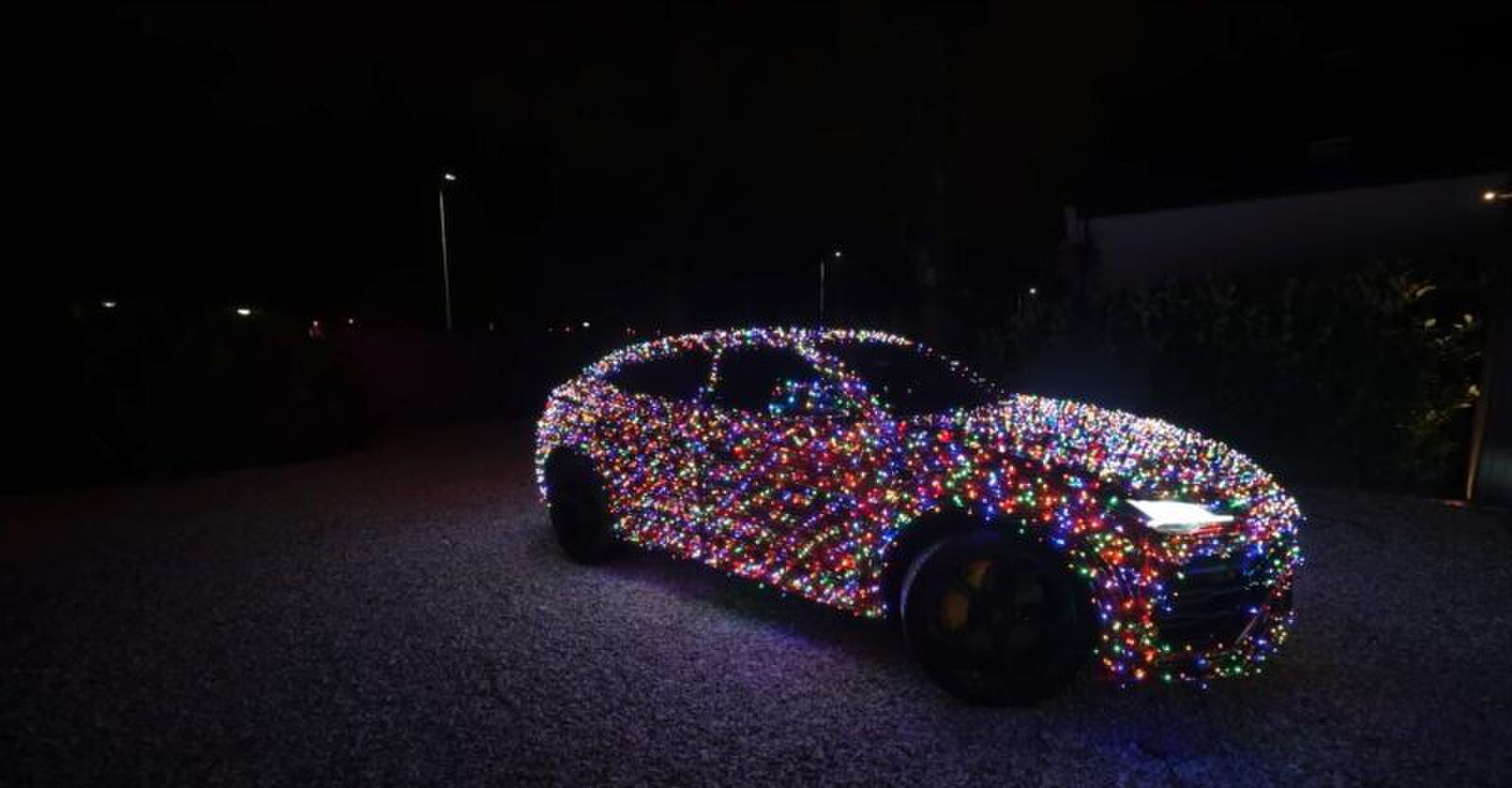 Duizenden kerstlampjes op de auto van Enzo