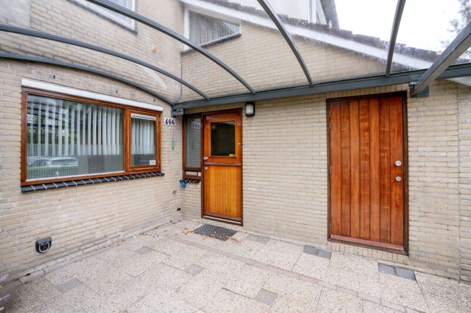 Bizarre Funda woning vol camera's en talloze stopcontacten