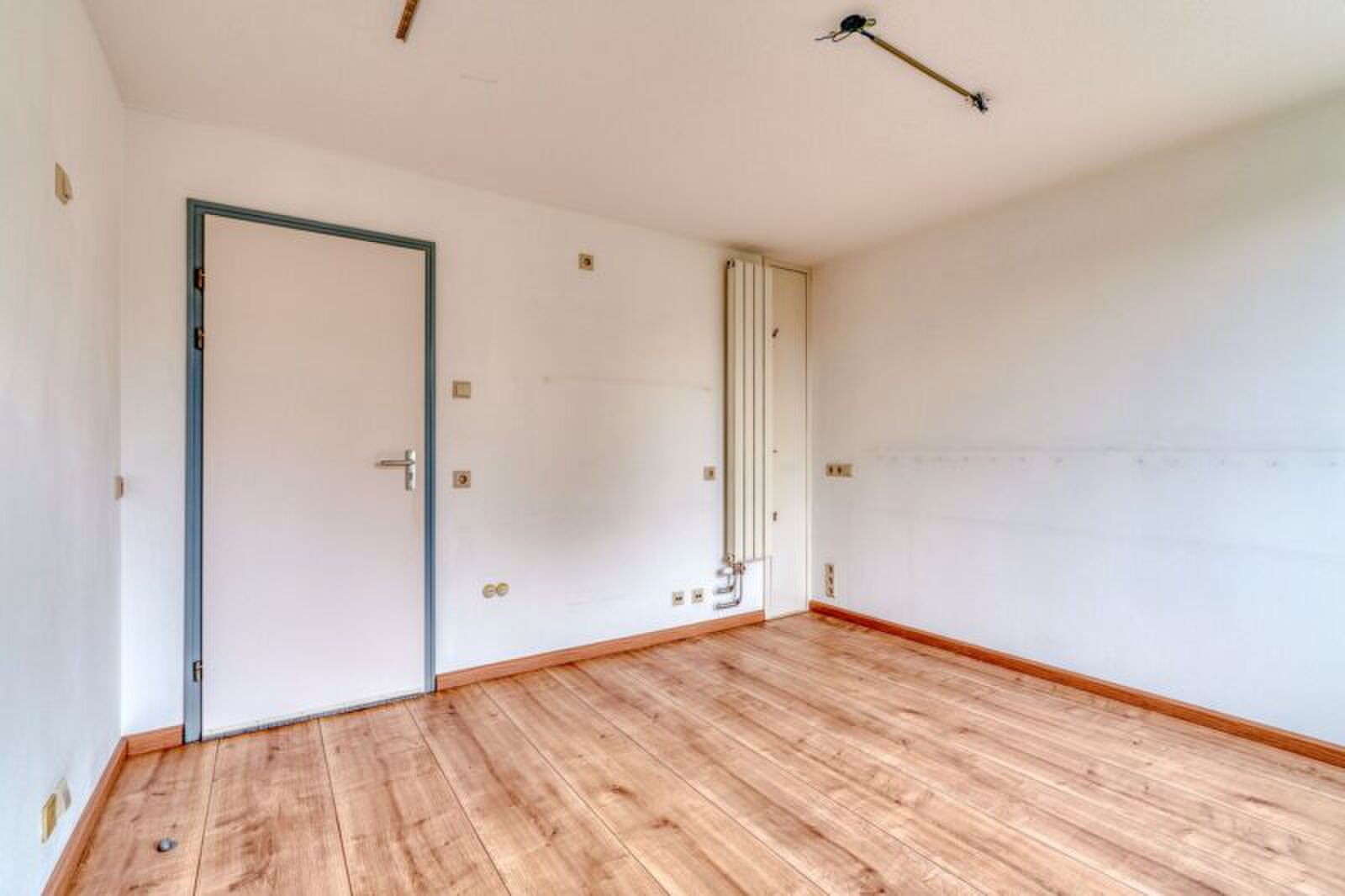 Bizarre Funda woning vol camera's en talloze stopcontacten