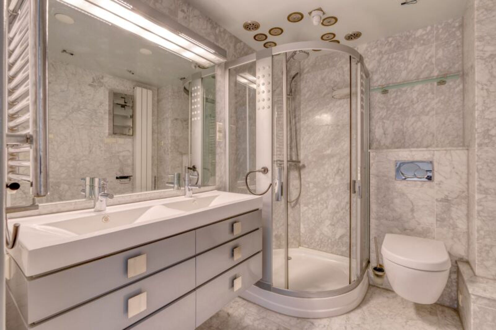 Bizarre Funda woning vol camera's en talloze stopcontacten