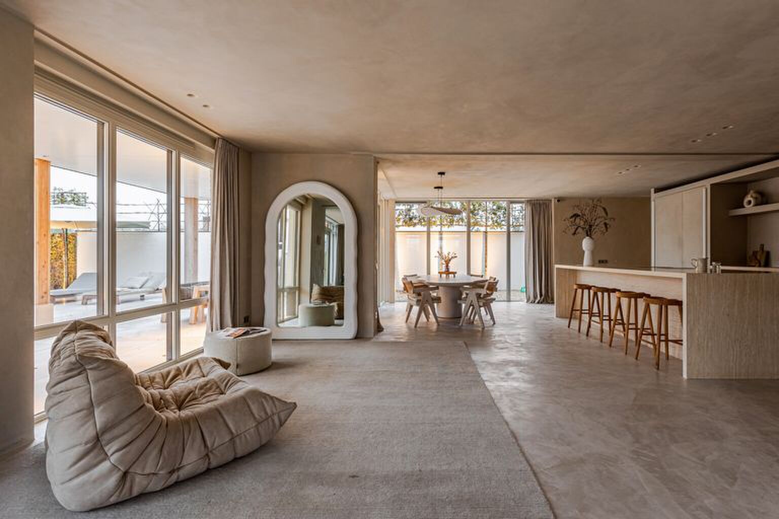 Romee haar huis omgetoverd als airbnb