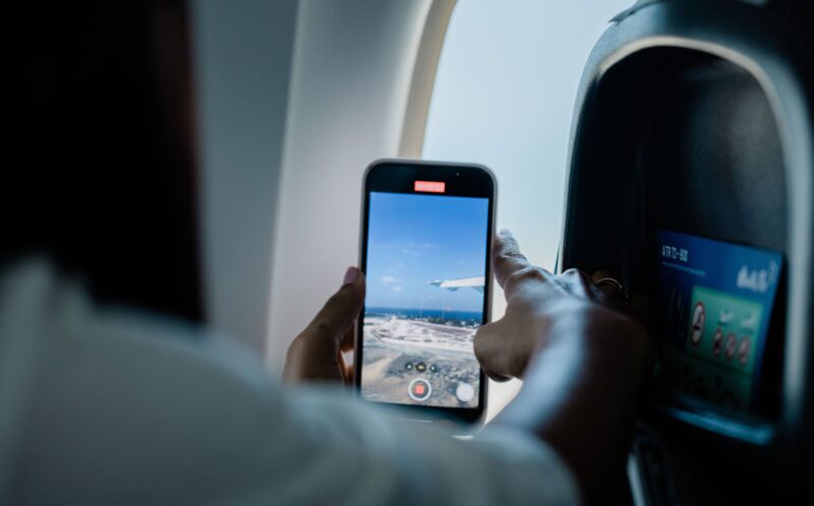 Wat gebeurt er als je je telefoon niet op vliegtuigstand zet?