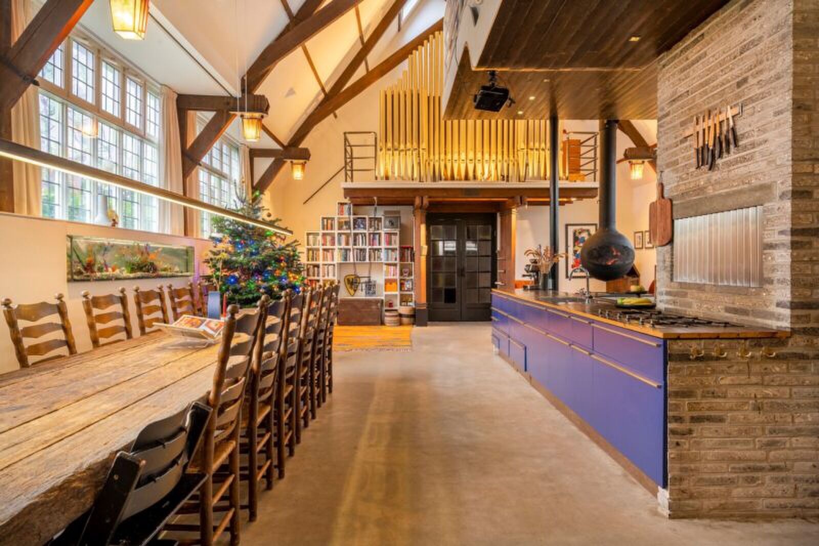 Deze prachtige voormalige kerkzaal staat nu op Funda