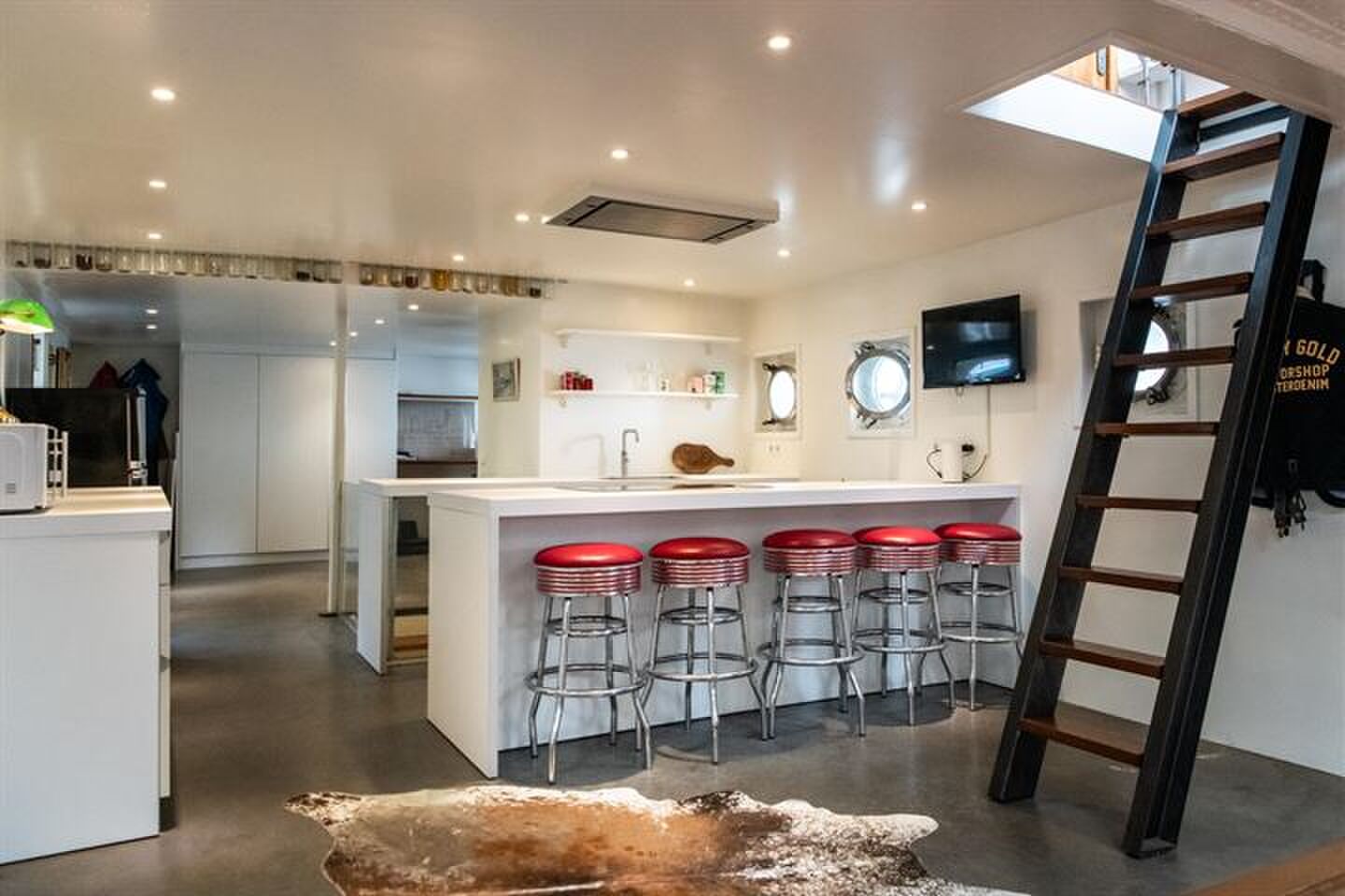 Grote woonboot in Amsterdam te koop op Funda