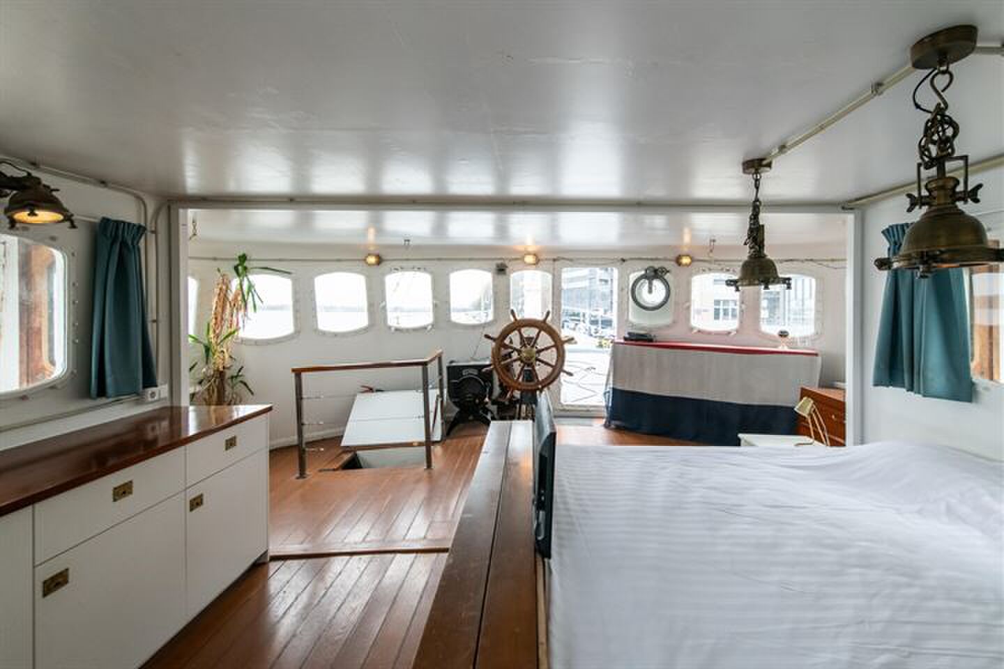 Grote woonboot in Amsterdam te koop op Funda