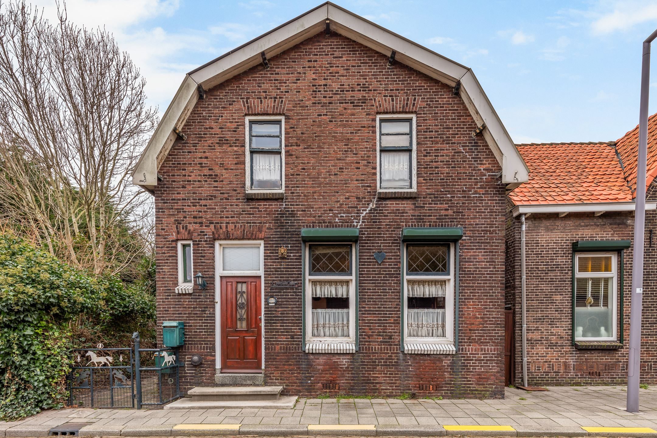 Kluswoning onder de rook van Rotterdam met enorme tuin wacht op nieuwe eigenaar