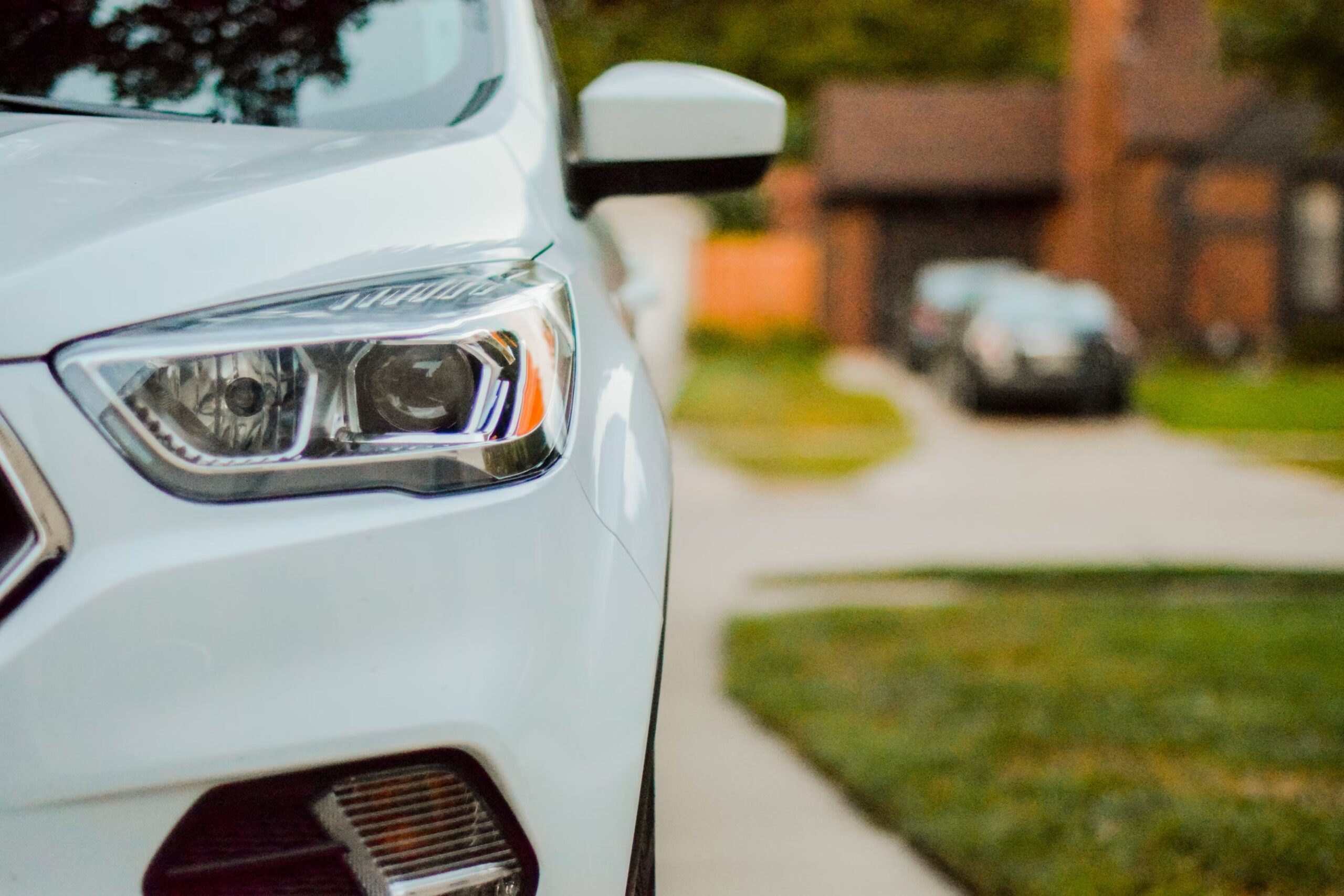 Een vooraanzicht van een witte SUV, private lease