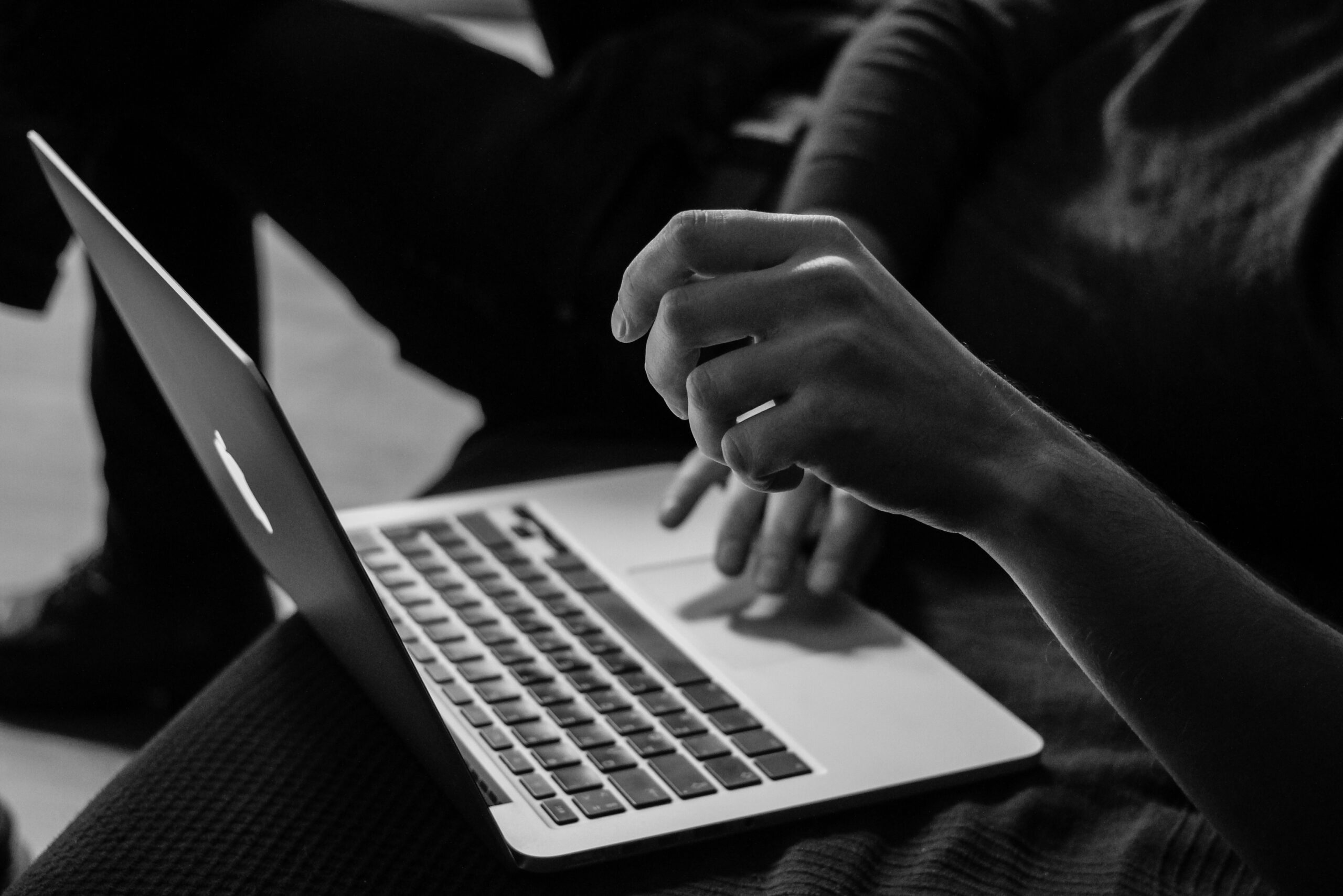 Een man achter de laptop die online gokt