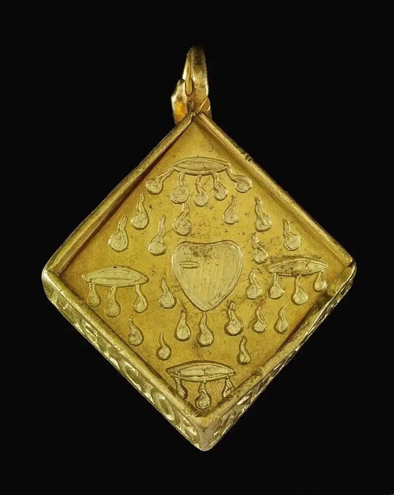 De gouden hanger die is gevonden met een metaaldetector