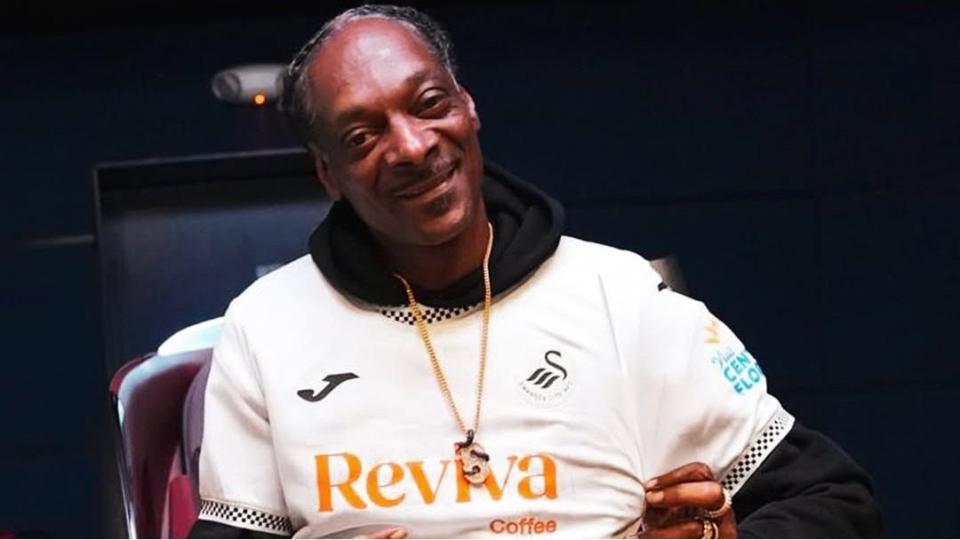 Snoop Dogg in het shirt van Swansea City