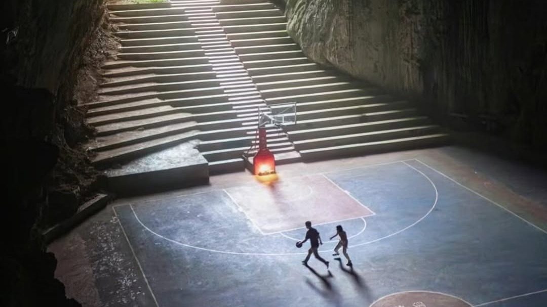 Een basketbalveld in een grot