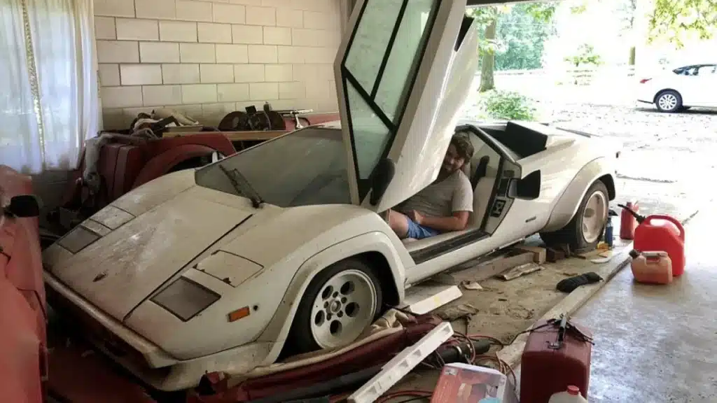 Een student vond een Lamborghini en Ferrari in de garage van zijn oma