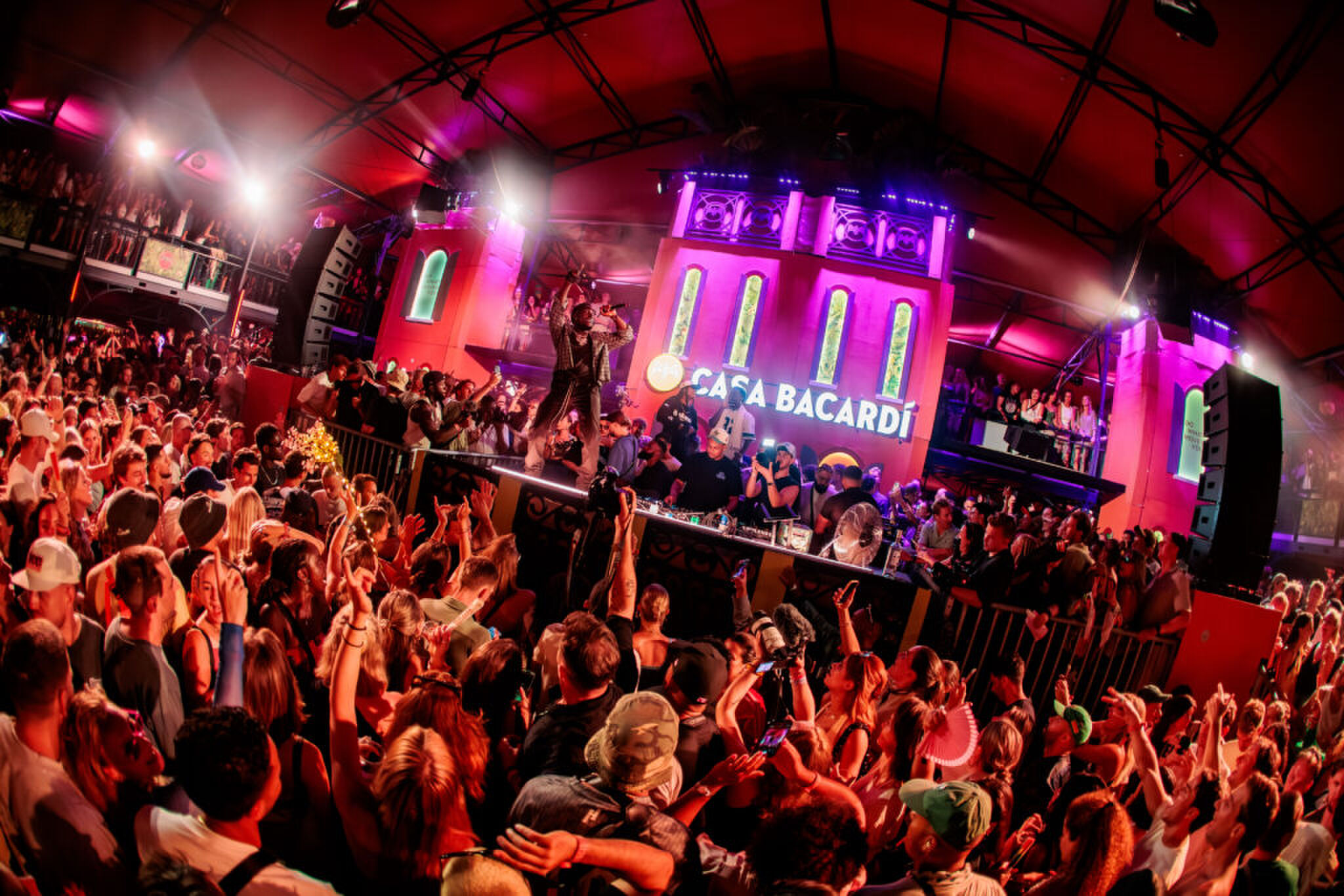 Frenna tijdens zijn optreden op Lowlands