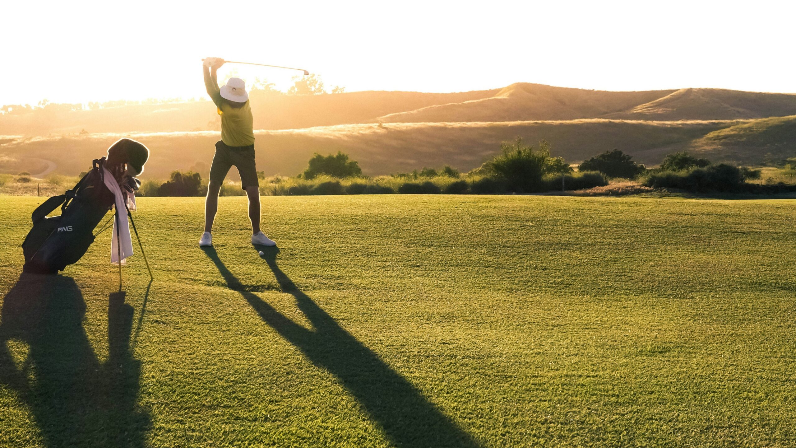 Een man aan het golfen op de golfbaan