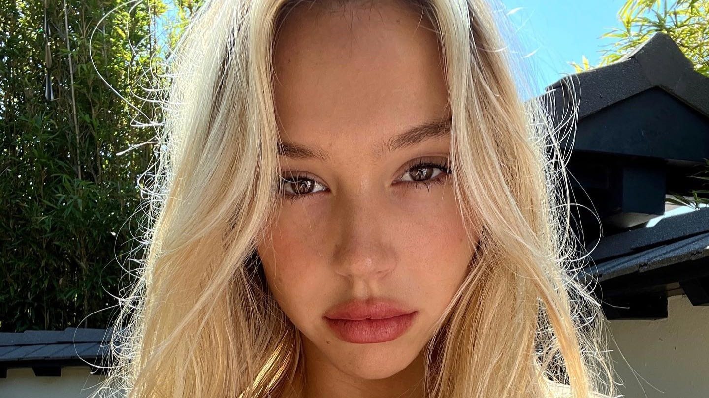 Alexis Ren
