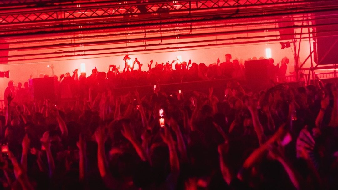 Mensen dansen tijdens een feest van Audio Obscura