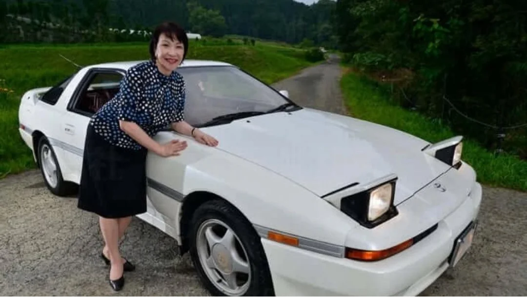 Sanae Takaichi en haar 1991 toyota supra