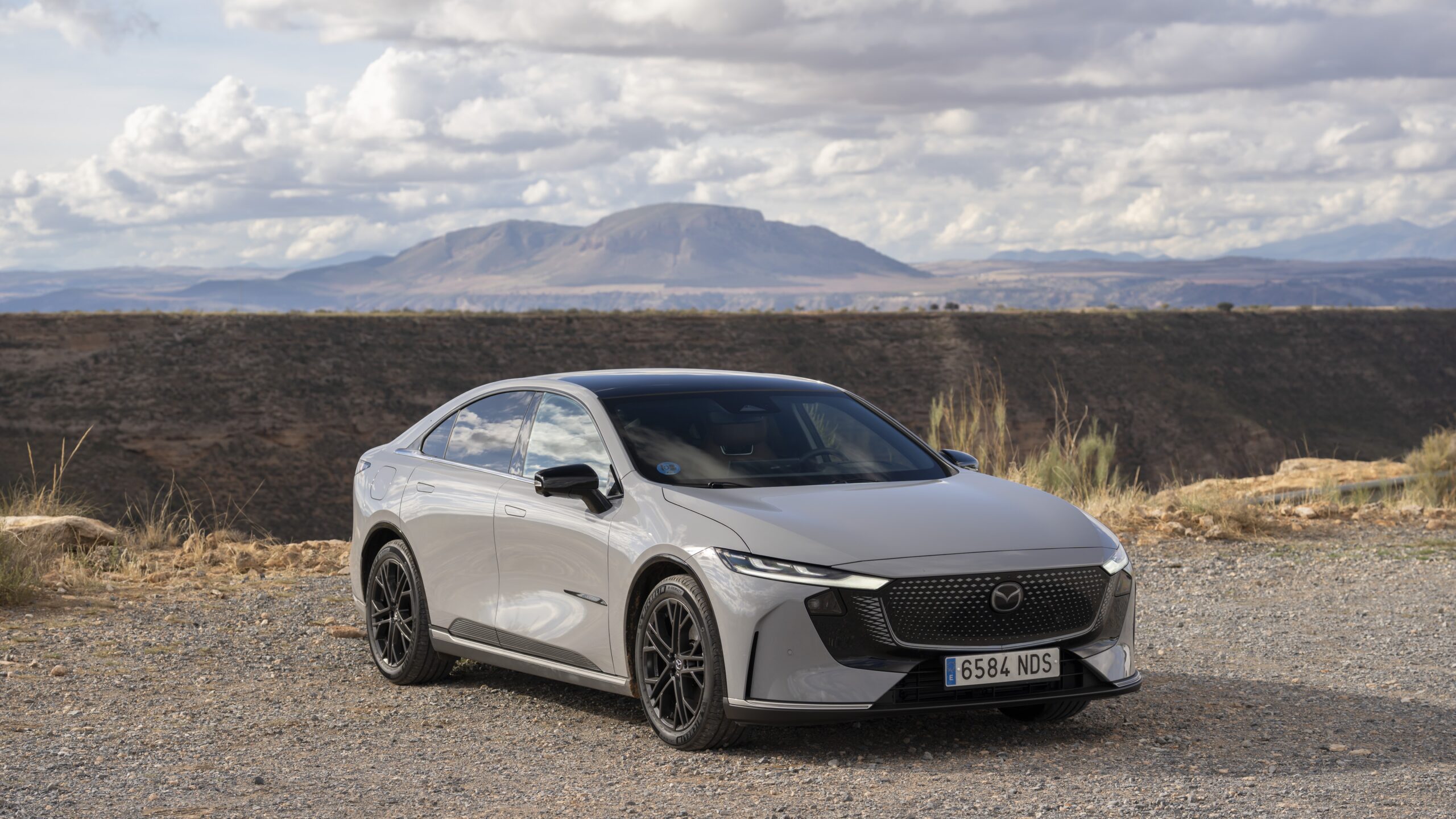 De Mazda6e poseert in de Gorafe-Woestijn