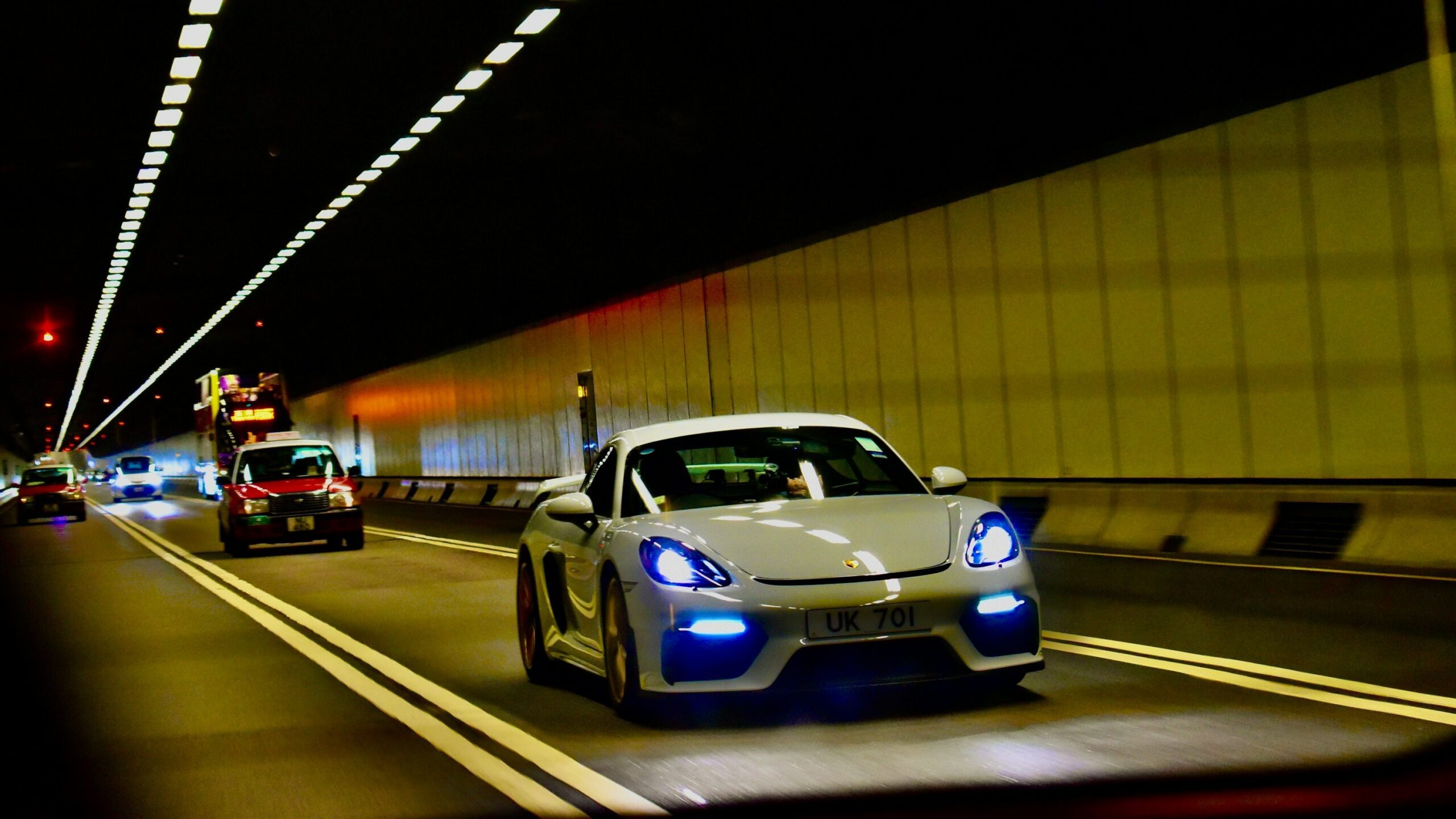 Een Porsche die door een tunnel rijdt