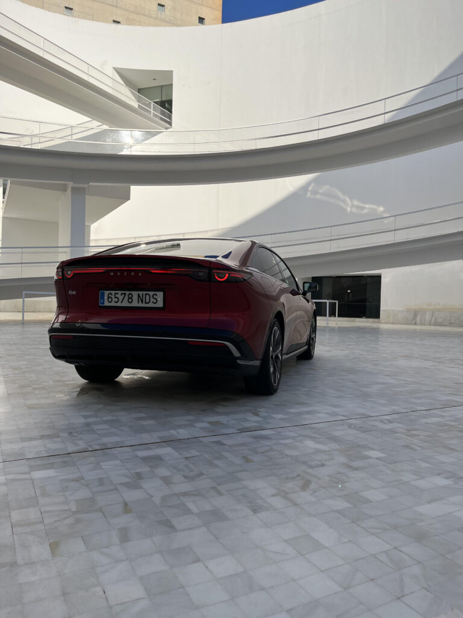 De Mazda6e in de open ruimte van het museum 