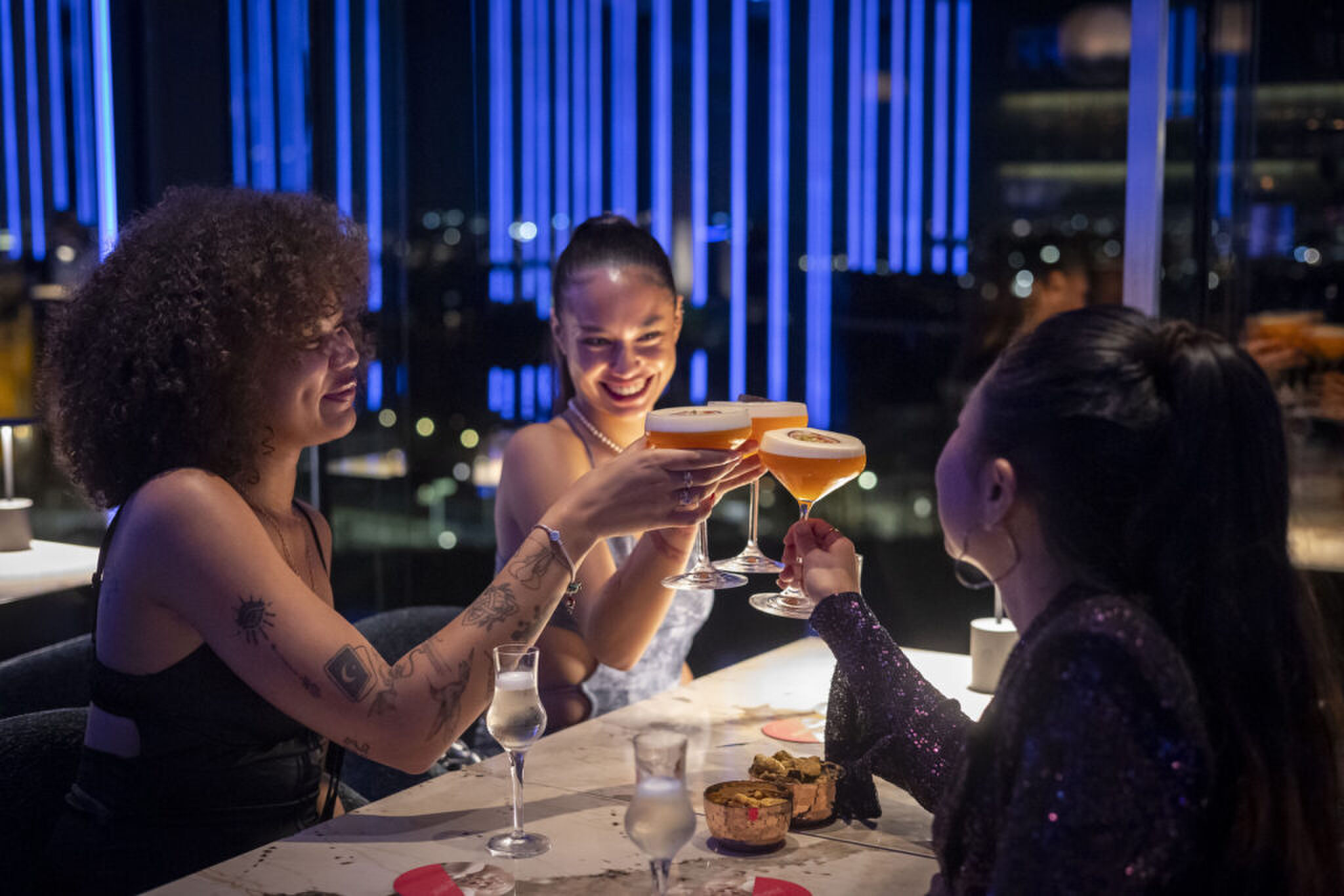 Mensen proosten tijdens een feest van LuminAir