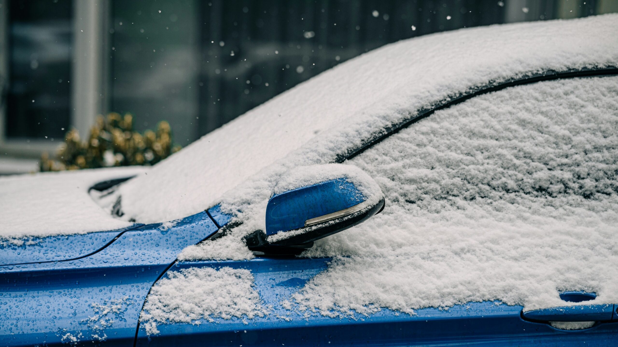 Een ondergesneeuwde auto